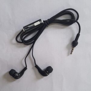 Fone de ouvido P3, na cor preta.